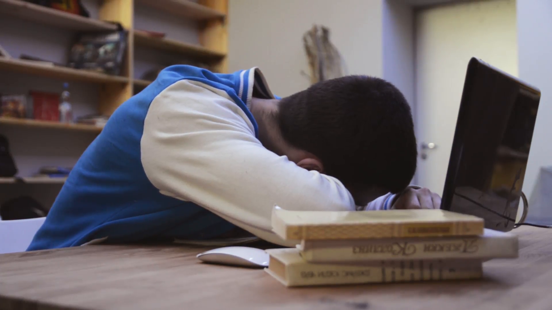 young-boy-in-jacket-wake-up-after-sleeping-in-front-screen-of-computer-look-around-room-student-book-at-table_bp1g3wgm__F0000